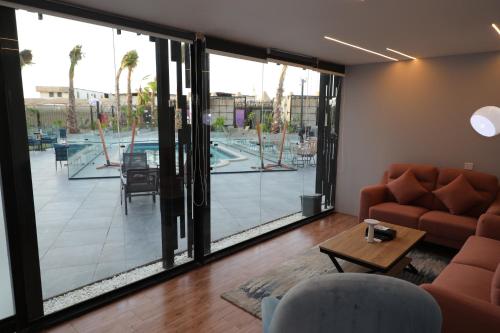 salon z kanapą i widokiem na basen w obiekcie Taj Al-Wajh Hotel w mieście Al-Wadżh