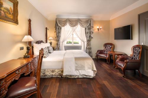 Una cama o camas en una habitación de Iron Gate Hotel & Suites Prague by BHG