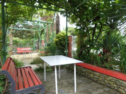 Сад в White Guest House