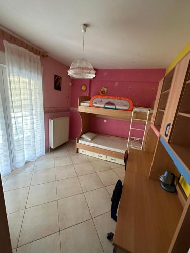 Christos house-- Comfortable apartment with great view and private parking !