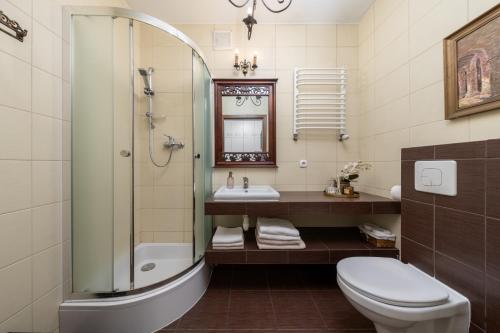 W łazience znajduje się toaleta, umywalka i prysznic. w obiekcie Apartament Zeta - Zeta Park w Ustroniu