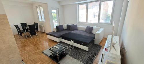 un soggiorno con divano e tavolo di Vodno Central Modern Flat M&M Apartments a Skopje