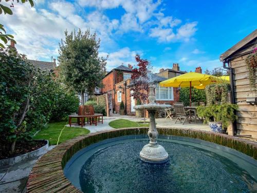 a fountain in the middle of a yard at The Black Horse Inn in Canterbury