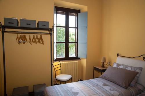 una camera con letto e finestra di Gattamelata, Historic Flat with Modern Comforts a Migliano