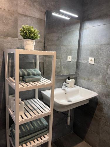 een badkamer met een wastafel, een toilet en een spiegel bij PRINCESA Suite 5 in Málaga
