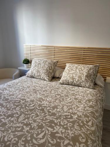 Un pat sau paturi într-o cameră la PRINCESA Suite 5