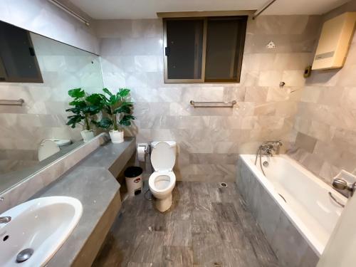 uma casa de banho com um WC, uma banheira e um lavatório. em Sukhumvit 31 Sweet Home 7 beds - up to 12 guests em Bang Kapi