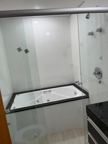 y baño con ducha de cristal y lavabo. en Apartamento de luxo no Hotel Stop-Inn Cristiano Machado, en Belo Horizonte