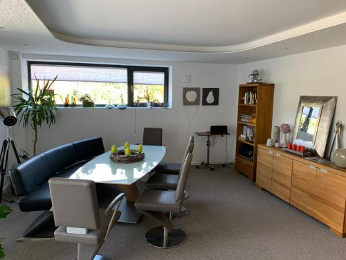 Ferienoase zwischen Rostock und Warnemünde في روستوك: غرفة معيشة بها طاولة وكراسي