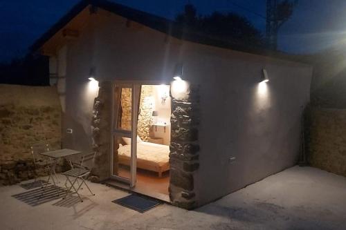 een kleine kamer met een bed en een raam in de nacht bij Cabañita en Playa Caolin in O Vicedo