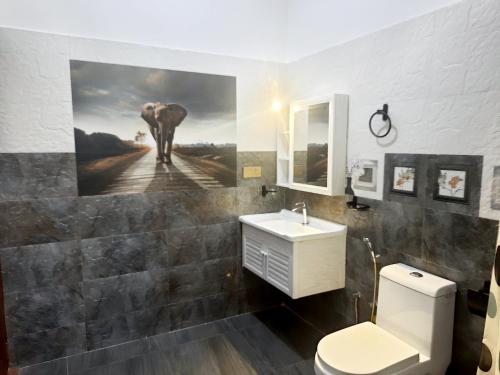 une salle de bains avec une peinture d'éléphant sur le mur dans l'établissement Hemalie Resort Mirissa, à Mirissa