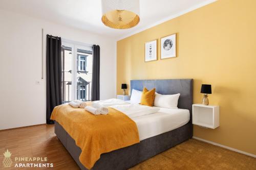 Un dormitorio con una cama grande y una ventana en Pineapple Apartments Dresden Zwinger I - 80 qm - 1x free parking en Dresden
