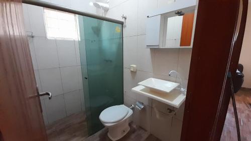 bagno con servizi igienici e lavandino di Casa Caluca a Olímpia