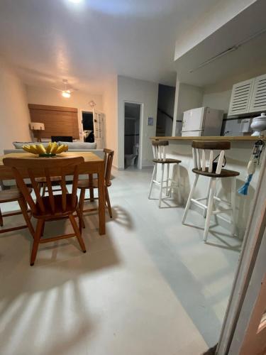a kitchen and dining room with a table and chairs at Casa em condominio na Praia de Juquehy in São Sebastião