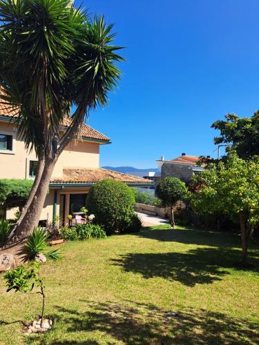 una palmera en el patio de una casa en Playa de la Sirenita, Canido, Vigo, en Vigo