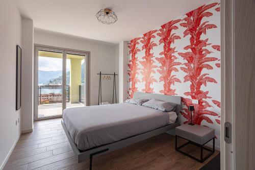 una camera con un letto con una parete rossa di Lake Iseo Panorama a Sulzano