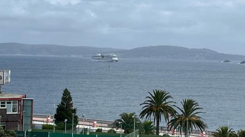 una grande barca in acqua con palme di Maestranzamarycentro a La Coruña