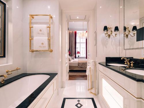 Kúpeľňa v ubytovaní Hotel Sacher Wien