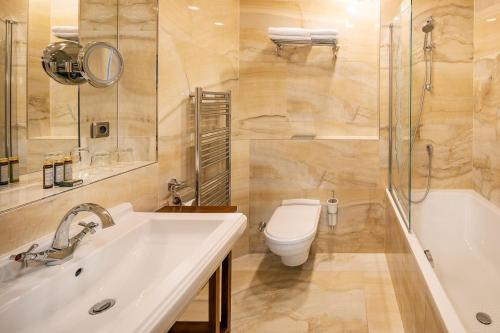 Un baño de Iron Gate Hotel & Suites Prague by BHG