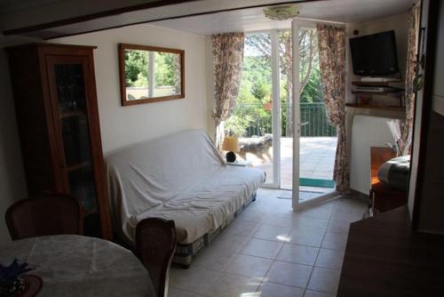 - une chambre avec un lit et un chien donnant sur la porte dans l'établissement Le Clos Joly, à Lamalou-les-Bains