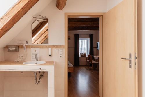 阿滕齊爾切的住宿－Zum Spitzbuam，一间带水槽和镜子的浴室