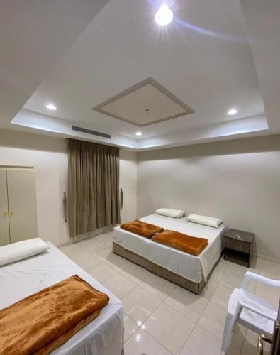 1 dormitorio con 2 camas y techo en فندق الزائر, en La Meca
