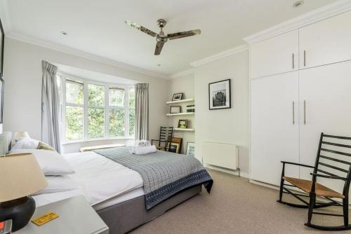 1 dormitorio con cama y ventana en Modern and Spacious 2 bed in Brixton, en Londres