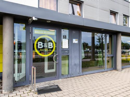 una puerta de un edificio con una señal de bbb en él en B&B Hotel Augsburg-Süd en Augsburg