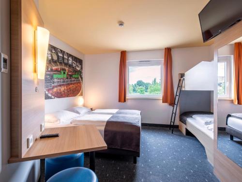 Postel nebo postele na pokoji v ubytování B&B Hotel Augsburg-Süd