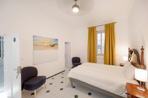 Habitación de hotel con 1 cama y 2 sillas en PALACIO DON CARLOS, en Jerez de la Frontera