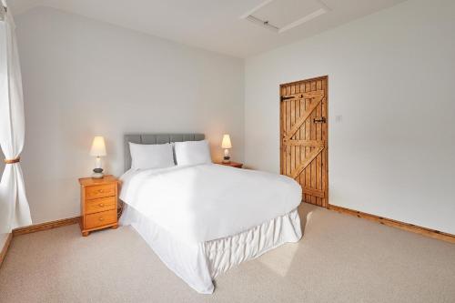 A bed or beds in a room at Host & Stay - Coast Farm Cottage