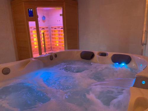 Foto *Romance Jacuzzi* Appartement Spa pour les amoureux ou les solos 1
