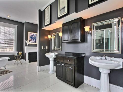 een badkamer met 2 wastafels en een spiegel bij Forsyth Park West Mansion in Savannah