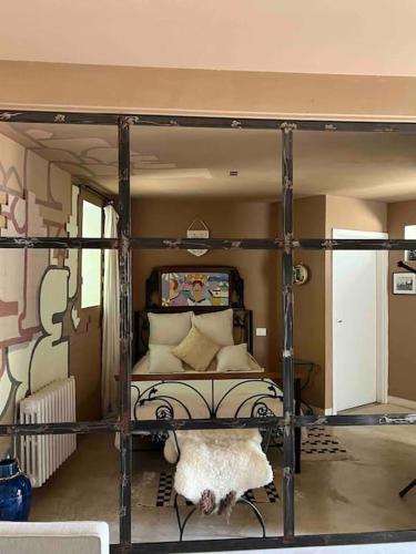 ein Schlafzimmer mit einem Bett in einem Zimmer in der Unterkunft Loft à Gammarth in Gammarth