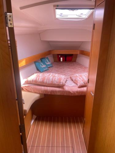 a small bed in the middle of a small room at Lunablu Boat&Sail in Palermo