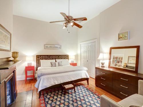 Schlafzimmer mit einem Bett und einem Deckenventilator in der Unterkunft Hideaway on Jones in Savannah
