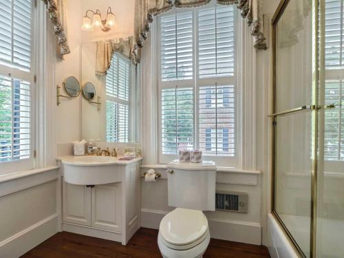 een badkamer met een toilet, een wastafel en een douche bij Habersham House in Savannah