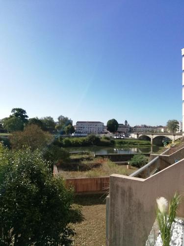 uitzicht op een rivier en een stad bij Joli cœur de ville Dax in Dax