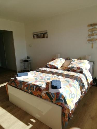1 dormitorio con 1 cama con ordenador portátil en Joli cœur de ville Dax, en Dax