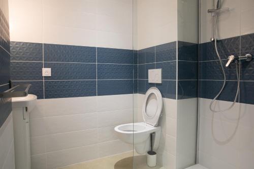 une salle de bain avec toilettes et douche dans l'établissement Le domaine du pilat, à Saint-Étienne