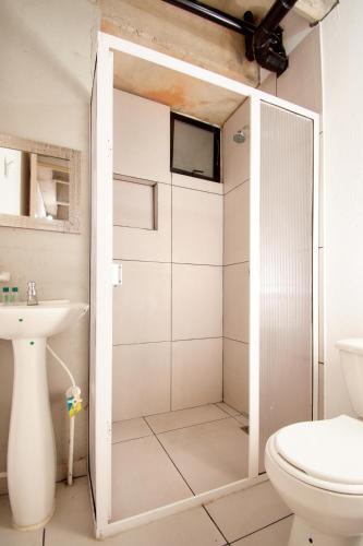 Bilik mandi di Mangata Living by Bernalo Hotels