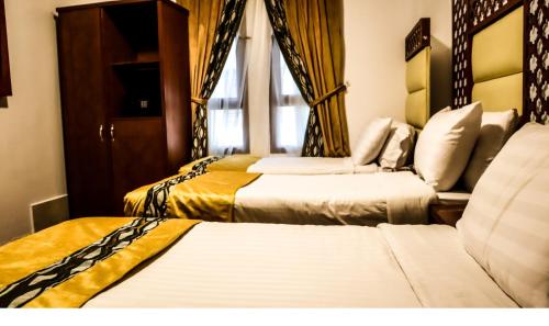 Tempat tidur dalam kamar di فندق المختارة الذهبي
