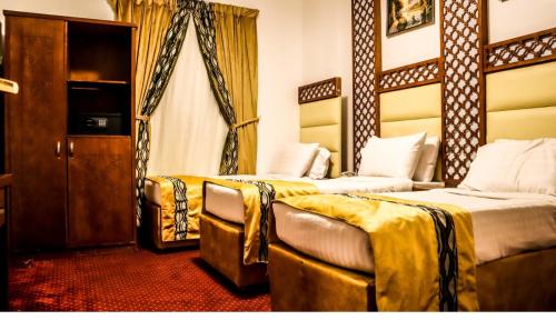 Tempat tidur dalam kamar di فندق المختارة الذهبي