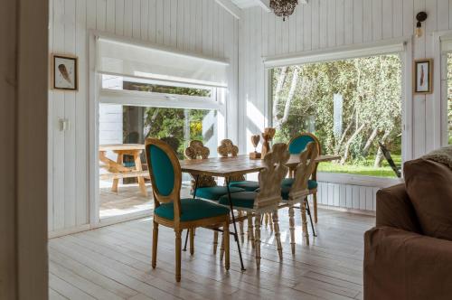 uma sala de jantar com uma mesa de madeira e cadeiras em BOG Nórdica 2 em Villa La Angostura