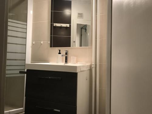 Chaleureux Logement - 4 Couchages في Uvernet: حمام مع حوض ومرآة