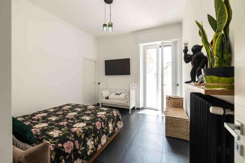 um quarto com uma cama e um berço em Apartment Design 5 Stelle em Novara