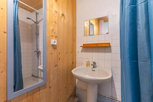 La salle de bains est pourvue d'un lavabo et d'une douche. dans l'établissement Bureau Lesparre-médoc, le Port, à Lesparre-Médoc
