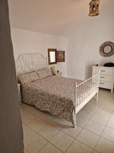 巴薩的住宿－Casa De La Familia - Appartement，一间卧室配有一张床和一个梳妆台