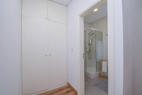 Koupelna v ubytování Charmoso apartamento com 1 quarto - 10 minutos da praia