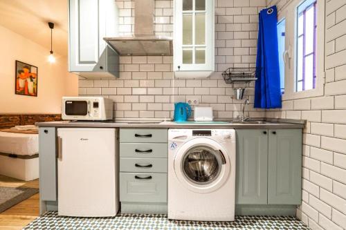 een keuken met een wasmachine en een wasmachine bij El Rastro Historic center in Madrid
